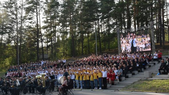 Gegužės 31 d. Varėnos Dainų slėnyje iškilminga dainų šventė! Gegužės 31 d. Varėnos Dainų slėnyje iškilminga dainų šventė!