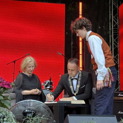 Garbės piliečio regalijos įteiktos prof. dr. Aldonai Vilkelienei