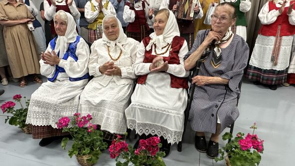 Unikalusis Žiūrų folkloro ansamblis surengė skambų penkiasdešimt penkerių metų gyvavimo jubiliejų