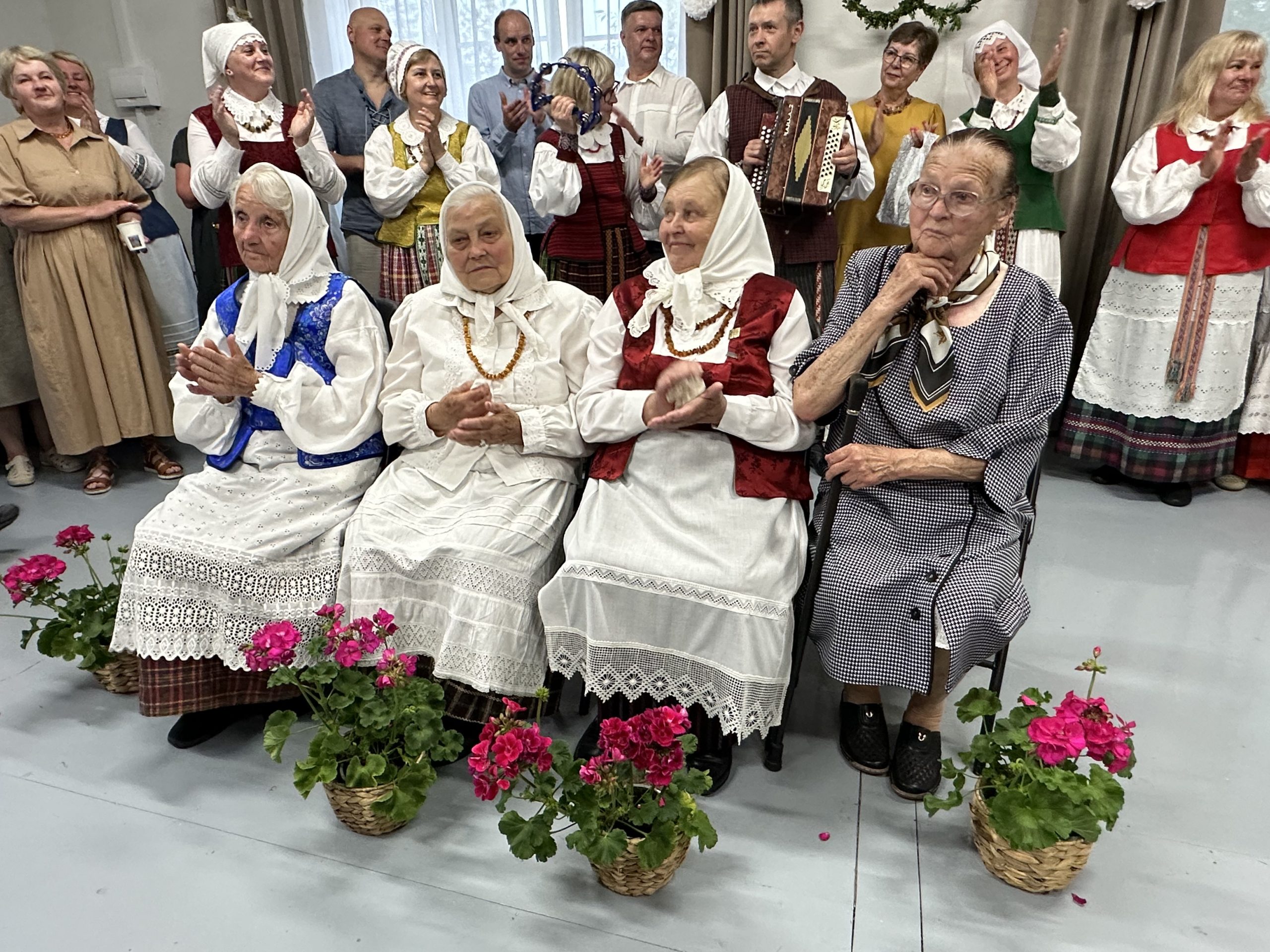 Unikalusis Žiūrų folkloro ansamblis surengė skambų penkiasdešimt penkerių metų gyvavimo jubiliejų