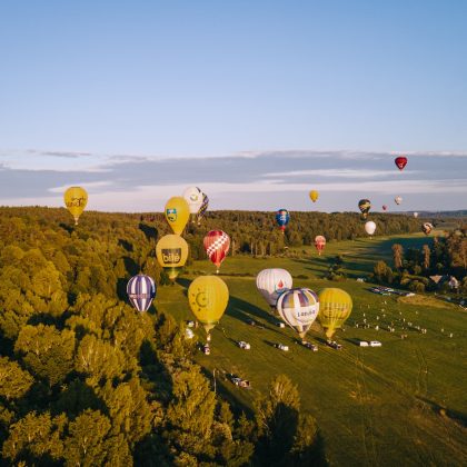 Vasariška sporto fiesta Birštone: danguje varžysis karšto oro balionų oreiviai, žemėje – galiūnai