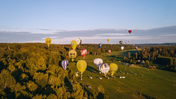 Vasariška sporto fiesta Birštone: danguje varžysis karšto oro balionų oreiviai, žemėje – galiūnai