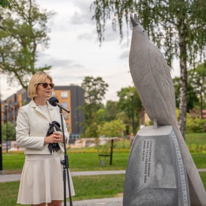 Druskininkuose atidengta skulptūra poeto Justino Marcinkevičiaus atminimui pritraukė gausų lankytojų būrį