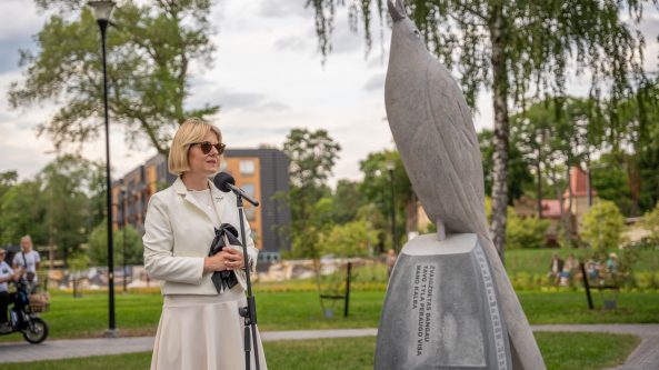 Druskininkuose atidengta skulptūra poeto Justino Marcinkevičiaus atminimui pritraukė gausų lankytojų būrį