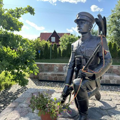 Šiandien teismas atvers Adolfo Ramanausko-Vanago paminklo išniekinimo bylą