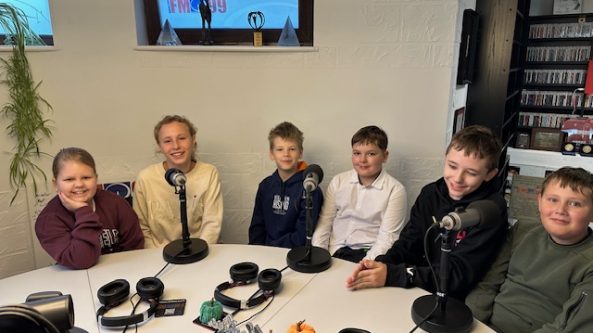 Alytaus Šaltinių progimnazijos 6D klasės mokiniai   FM99 studijoje