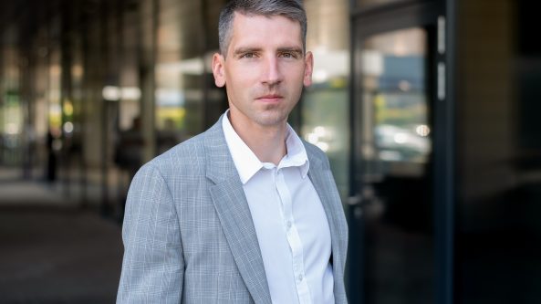 Sukčiai atranda naują nišą – elektromobilių įkrovimo stoteles