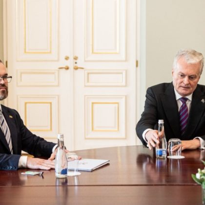 Prezidentas paskyrė Robertą Kauną krašto apsaugos, o Vaidą Aleknavičienę – kultūros ministrais Prezidentas paskyrė Robertą Kauną krašto apsaugos, o Vaidą Aleknavičienę – kultūros ministrais