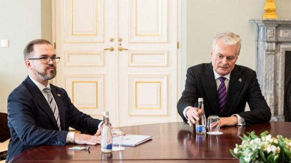 Prezidentas paskyrė Robertą Kauną krašto apsaugos, o Vaidą Aleknavičienę – kultūros ministrais