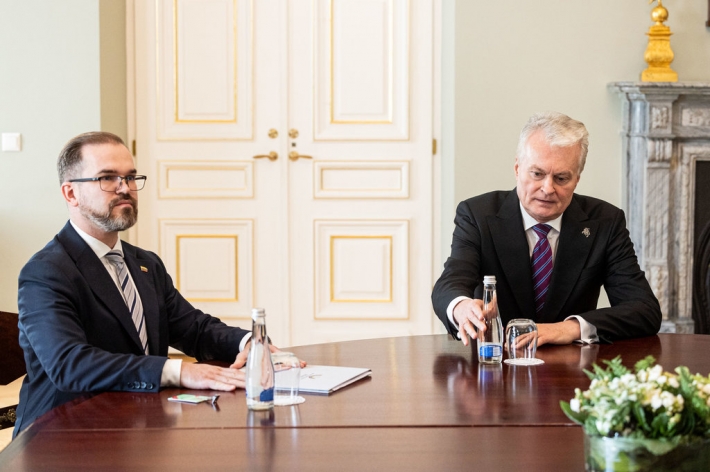 Prezidentas paskyrė Robertą Kauną krašto apsaugos, o Vaidą Aleknavičienę – kultūros ministrais