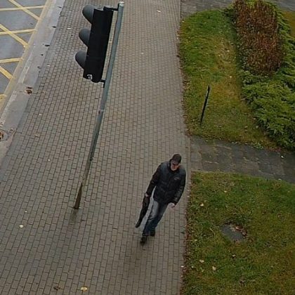 Policija prašo gyventojų pagalbos dėl išpjautos pušies Alytuje