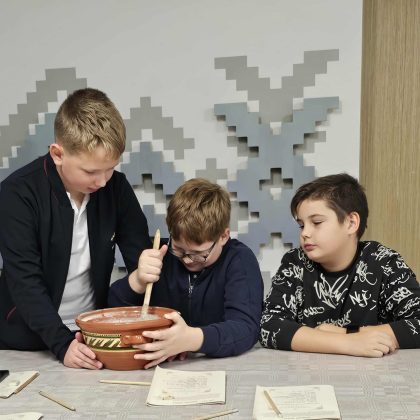 Alytaus moksleiviai susipynė į etno pynę