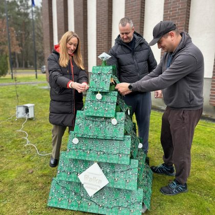 Eglučių parke sužibo UAB „Litalka–Elektronik“ eglutė Eglučių parke sužibo UAB „Litalka–Elektronik“ eglutė
