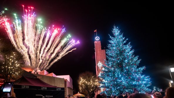 Alytuje suspindo Kalėdų eglė – prasidėjo šventinis laikotarpis, pilnas šviesų, muzikos ir jaukumo