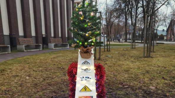 „Altronas“ kalėdinė dekoracija: vaikystės supynės