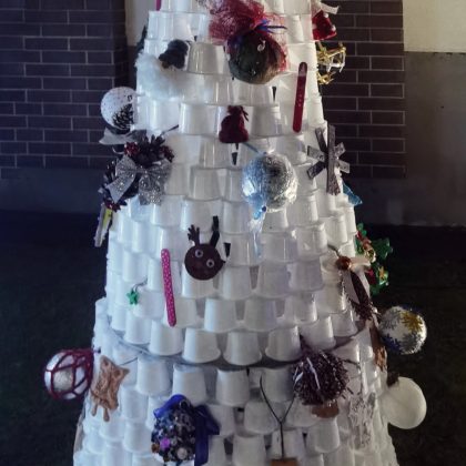 „Putinėlis“ pristato tvarią eglutę iš 570 jogurto indelių „Putinėlis“ pristato tvarią eglutę iš 570 jogurto indelių