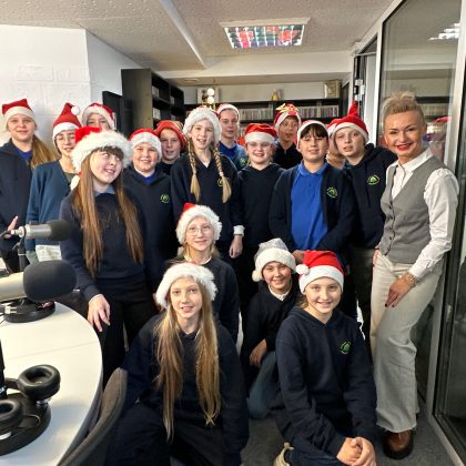 Piliakalnio progimnazijos 5b klasė FM99 svečiuose, laidoje „Vaikų pasaulis mūsų pasaulyje“