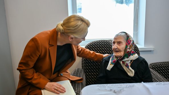 Šimto metų sulaukusią Vladislavą pasveikino Alytaus rajono merė