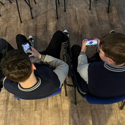 Kodėl paaugliai „gyvena“ internete? Atsakymas slypi jų emocijose, o ne žaidimuose