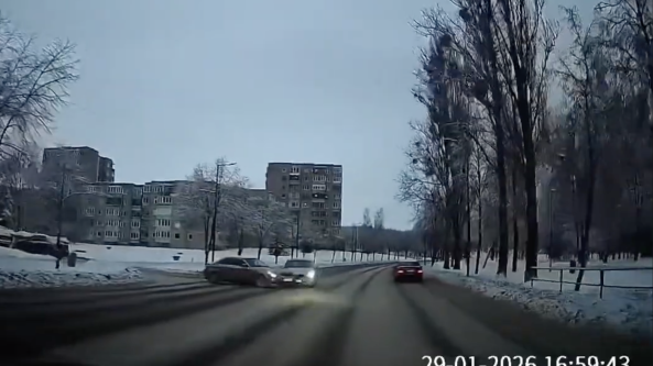 Eismo įvykis Alytuje – „skynė“ automobilį nestabdydamas Eismo įvykis Alytuje – „skynė“ automobilį nestabdydamas