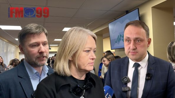 Drama Alytuje tęsiasi – mokytojos Meilės Platūkienės palaikymo komanda užtvindė savivaldybės koridorius Drama Alytuje tęsiasi – mokytojos Meilės Platūkienės palaikymo komanda užtvindė savivaldybės koridorius
