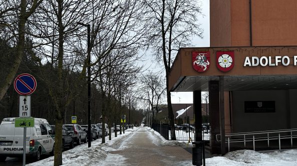 Policija pradėjo administracinę teiseną dėl susirinkimų organizavimo pažeidimo Alytaus gimnazijoje, mokytojai reikalauja nušalinti direktorių