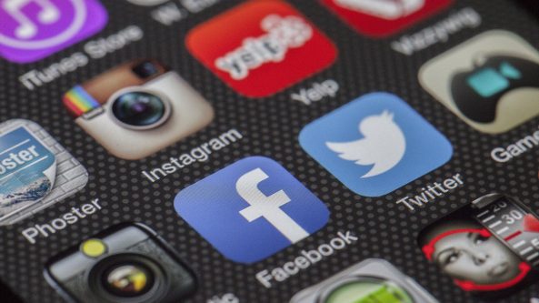 „Vaikų pasaulis mūsų pasaulyje“: Jau laikas skaitmeninei pilnametystei? Apie socialinių tinklų poveikį vaikams ir jaunimui