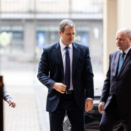Kyšininkavimu įtariamas Saulius Skvernelis įpareigotas dėvėti apykoję Kyšininkavimu įtariamas Saulius Skvernelis įpareigotas dėvėti apykoję