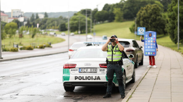 Ministerija siūlo aiškiau apibrėžti, kokiais įrenginiais draudžiama naudotis vairuojant