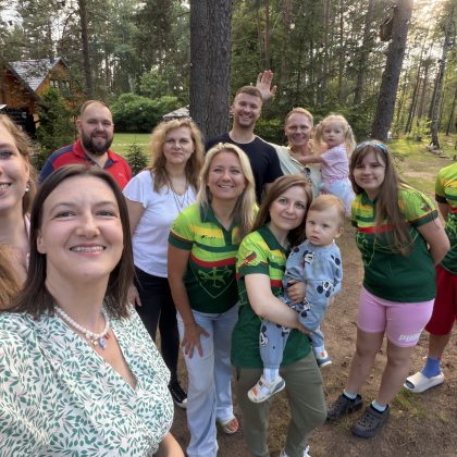Alytaus ambasadoriai Dzūkijoje iškėlė „Pasaulio Lietuvos“ vėliavą Alytaus ambasadoriai Dzūkijoje iškėlė „Pasaulio Lietuvos“ vėliavą