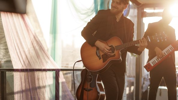 Justinas Stanislovaitis pristato vasaros nuotaika alsuojantį minialbumą „Viskas įskaičiuota“